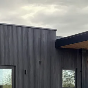 Svört Chartex klæðning með náttúrulegu Thermo-Ayous í þakkanti