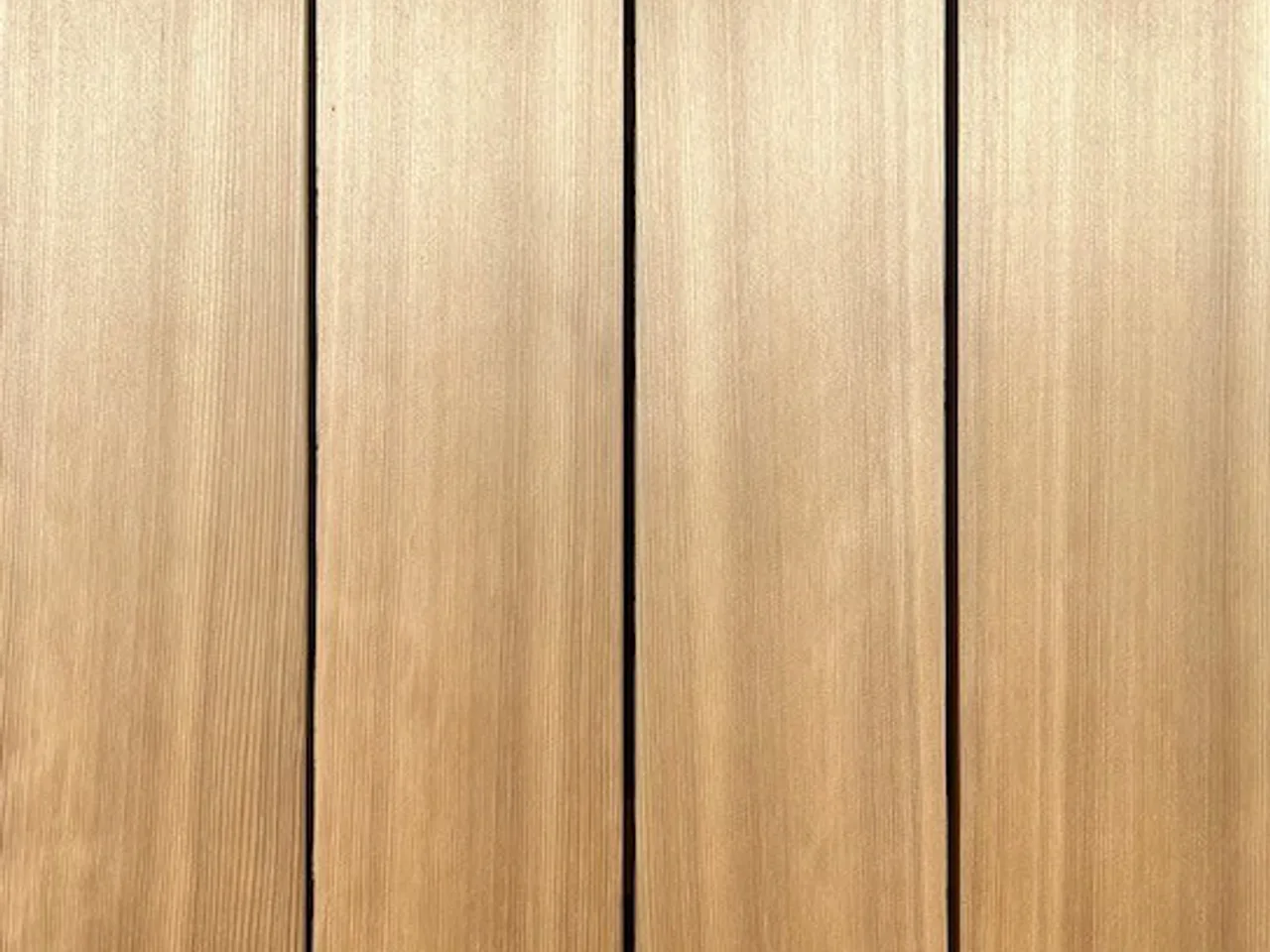 Ómeðhöndlaður Western Red Cedar eftir einn mánuð utandyra