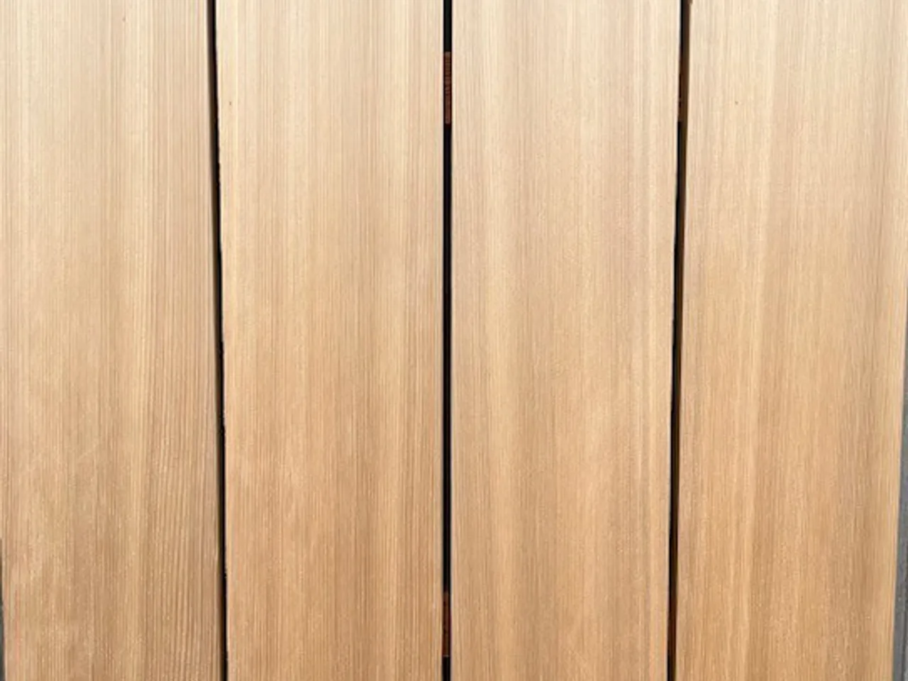 Ómeðhöndlaður Western Red Cedar eftir þrjá mánuði utandyra