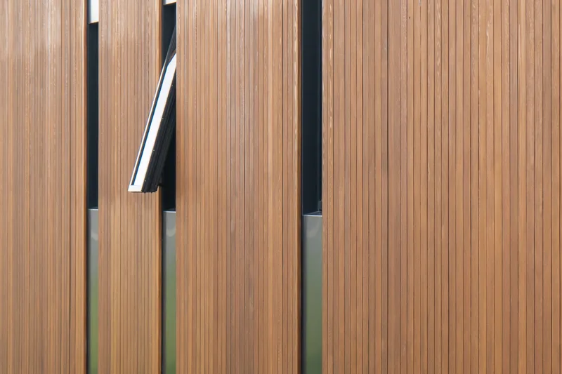 Nærmynd af Western Red Cedar klæðningu með opnanlegum glugga